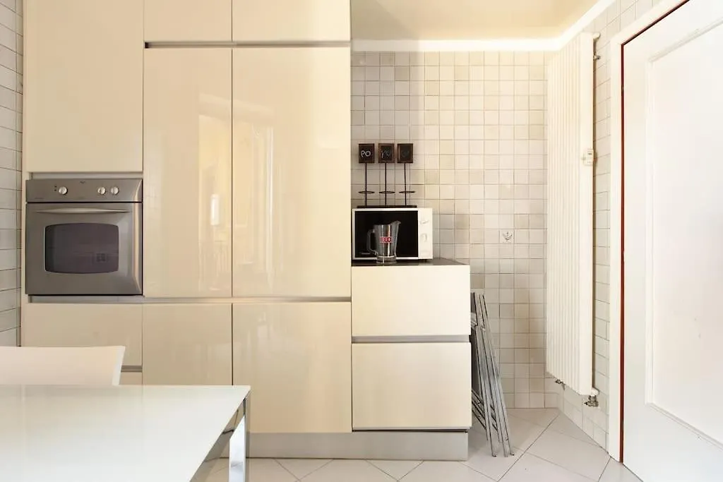Apartment Sunshine-Filled Central On Subway Milan