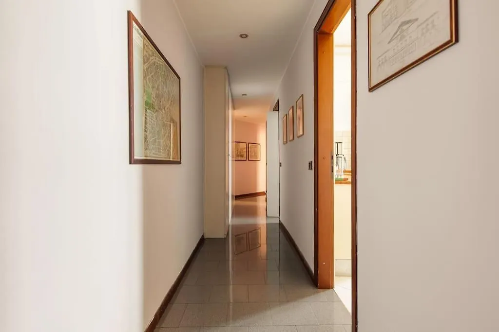 Sunshine-Filled Central On Subway Milan Apartment