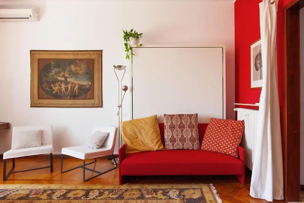 Sunshine-Filled Central On Subway Milan Apartment
