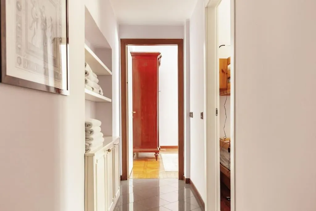 Apartment Sunshine-Filled Central On Subway Milan