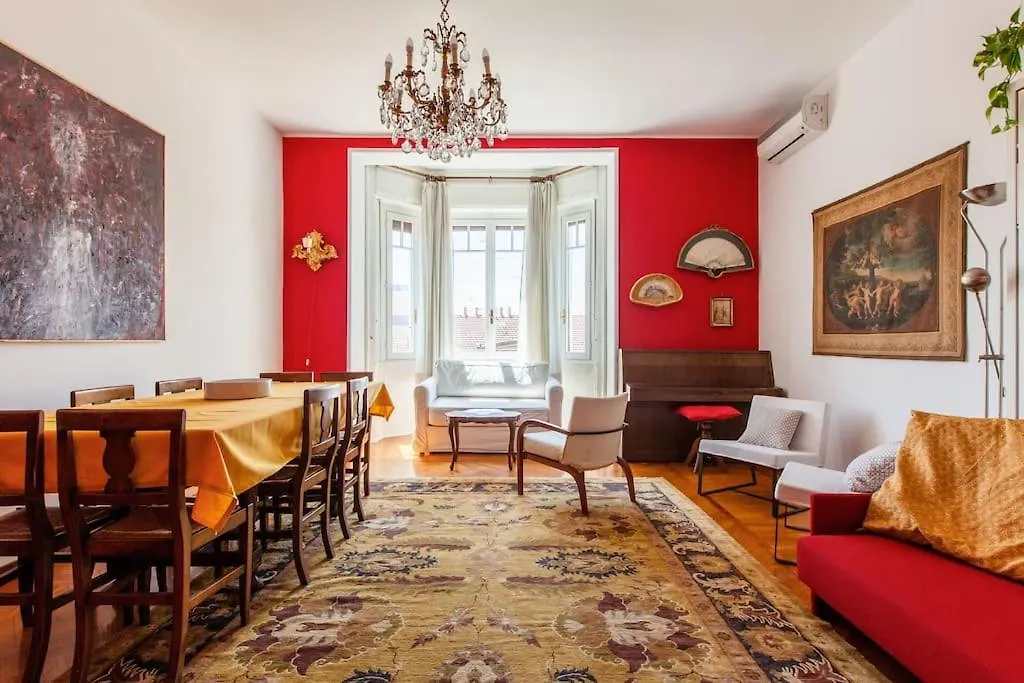 Sunshine-Filled Central On Subway Milan Apartment