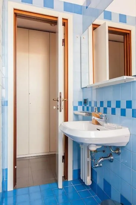 Sunshine-Filled Central On Subway Milan Apartment