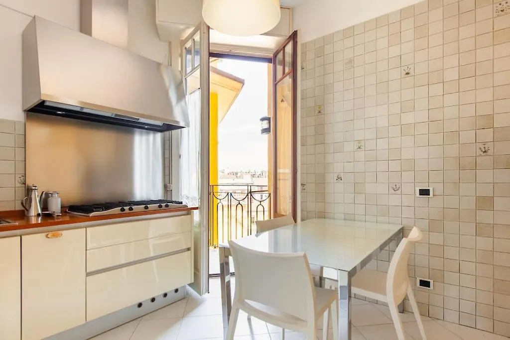 Sunshine-Filled Central On Subway Milan Apartment