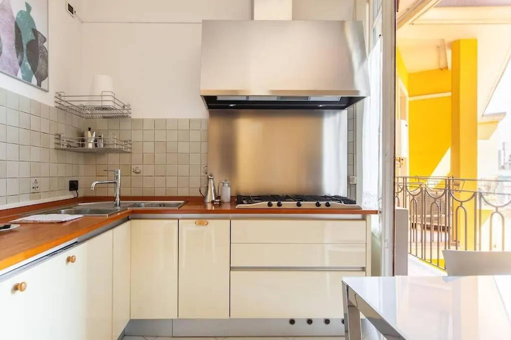 Apartment Sunshine-Filled Central On Subway Milan