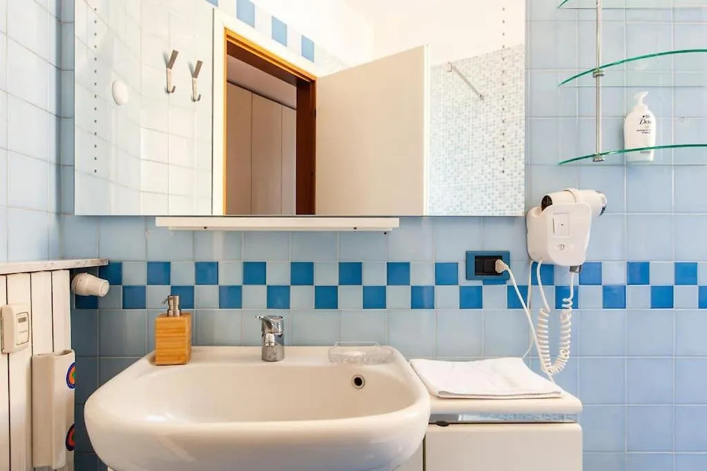 Apartment Sunshine-Filled Central On Subway Milan Italy