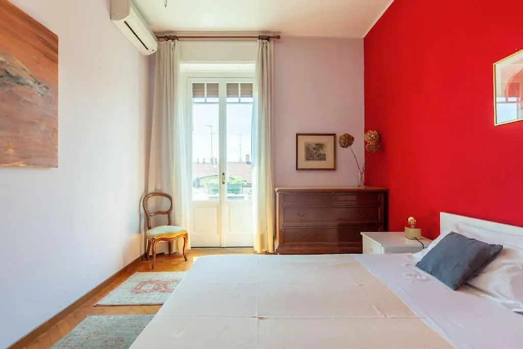 Apartment Sunshine-Filled Central On Subway Milan