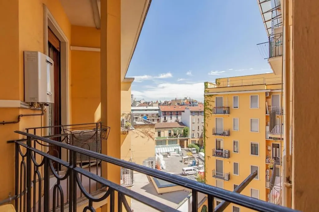 Sunshine-Filled Central On Subway Milan Apartment