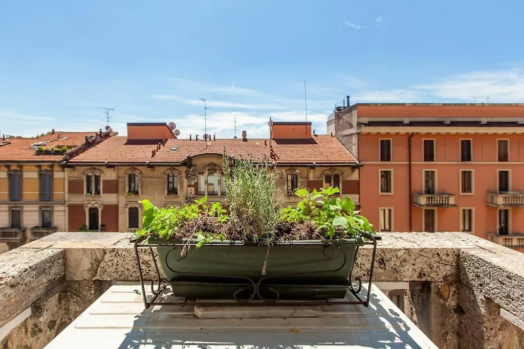 Apartment Sunshine-Filled Central On Subway Milan Italy