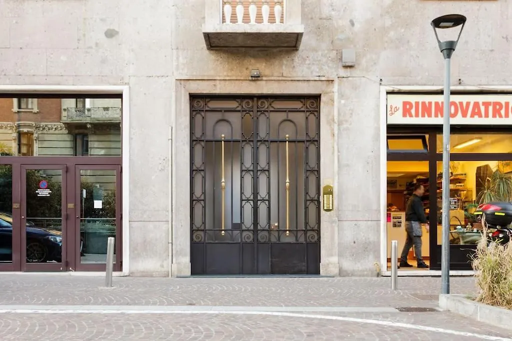 Apartment Sunshine-Filled Central On Subway Milan